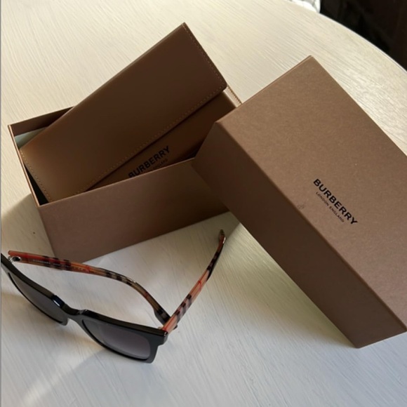 New Burberry Sunglasses / Plaid Print - Authentic with case - Picture 1 of 4
